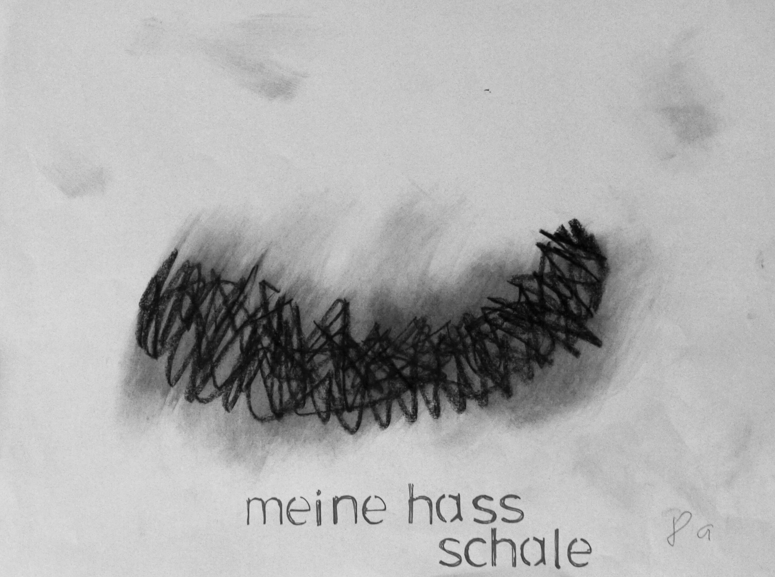 Eine breite Schale aus kreuz und quer geführten Linien. Die Ränder sind etwas verwischt. Unten mittig steht ein Text: meine hass schale. Eine Zeichnung mit schwarzer Zeichenkohle auf weißem Paper. Unten rechts steht ein Text: Der Bruch verheilt. Die Zeichnung ist mit geschlossenen Augen entstanden.