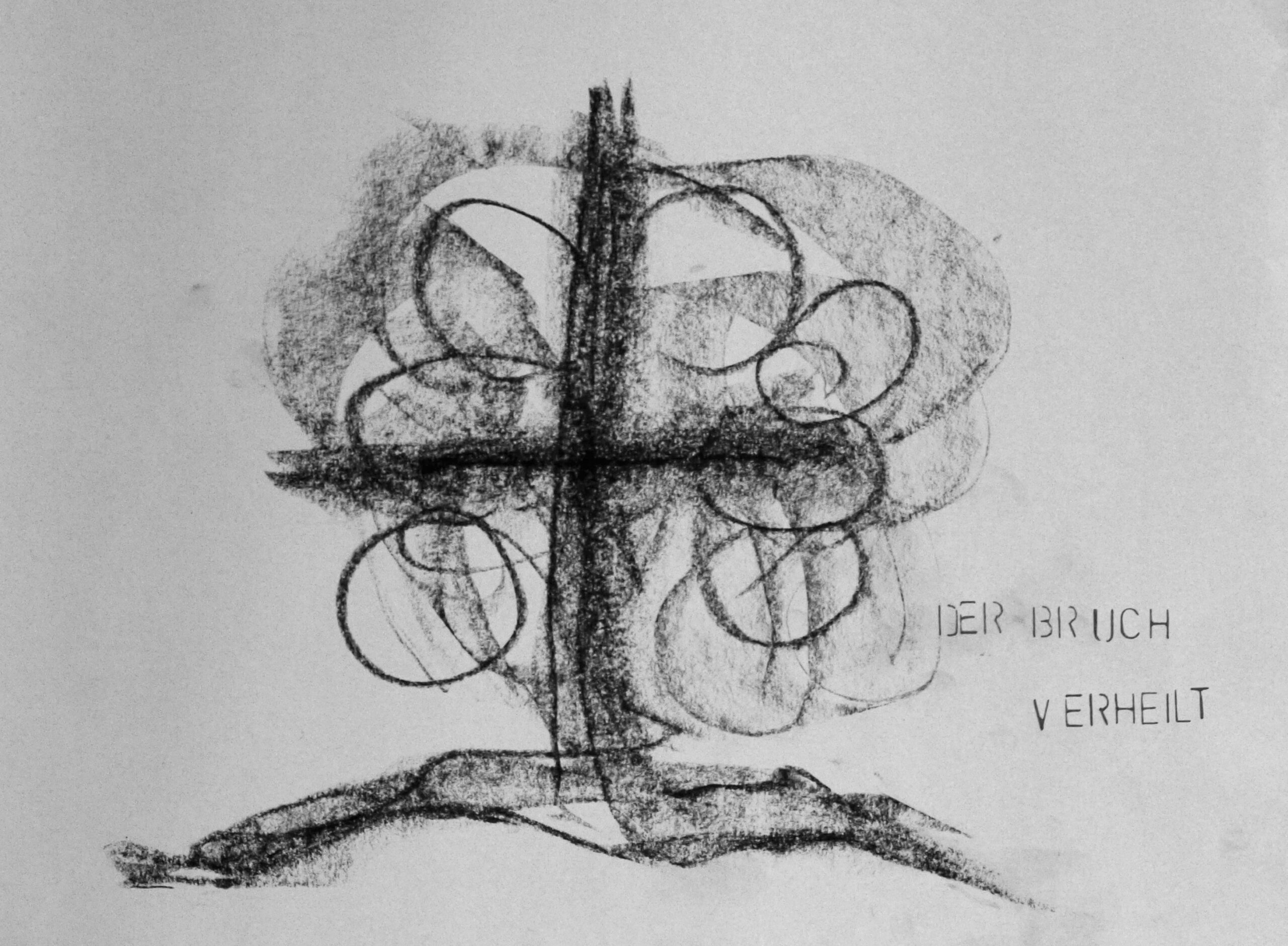 Eine Zeichnung mit schwarzer Zeichenkohle auf weißem Paper. Ein Kreuz steht auf hügeliger Landschaft. Runde Kreise, Früchte sind um das Kreuz zu sehen. Unten rechts steht ein Text: Der Bruch verheilt. Die Zeichnung ist mit geschlossenen Augen entstanden.